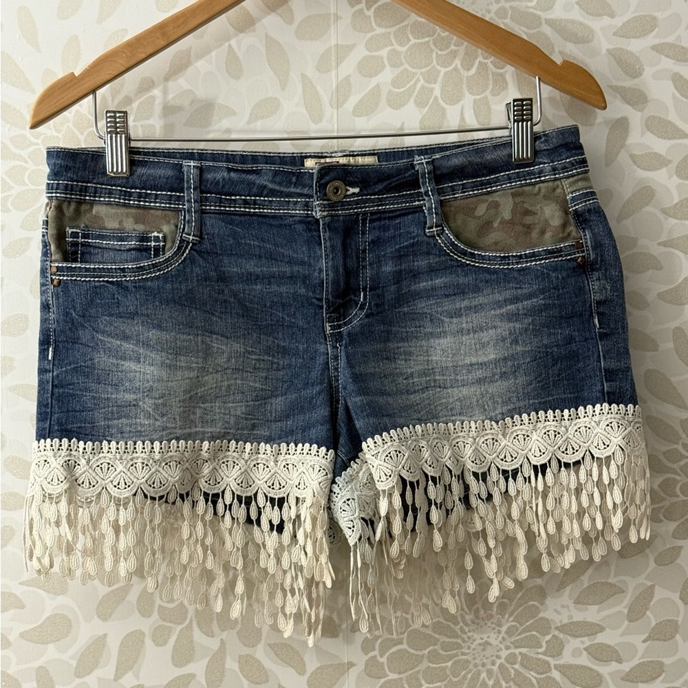 Vintage Y2K L.e.i. Junior’s 9 Ashley Low Rise Jean Shorts Denim Camo Lace Fringe